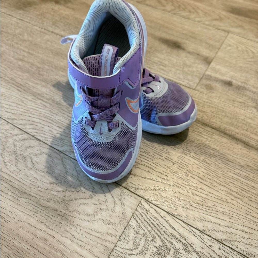 Kids Nike Cosmic Runner shoes. Like new